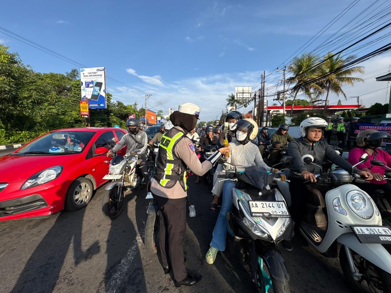 Pengendara yang tertib berlalu lintas mendapatkan bunga dan cokelat dari Satlantas Polres Temanggung, Senin (2/2/2026).