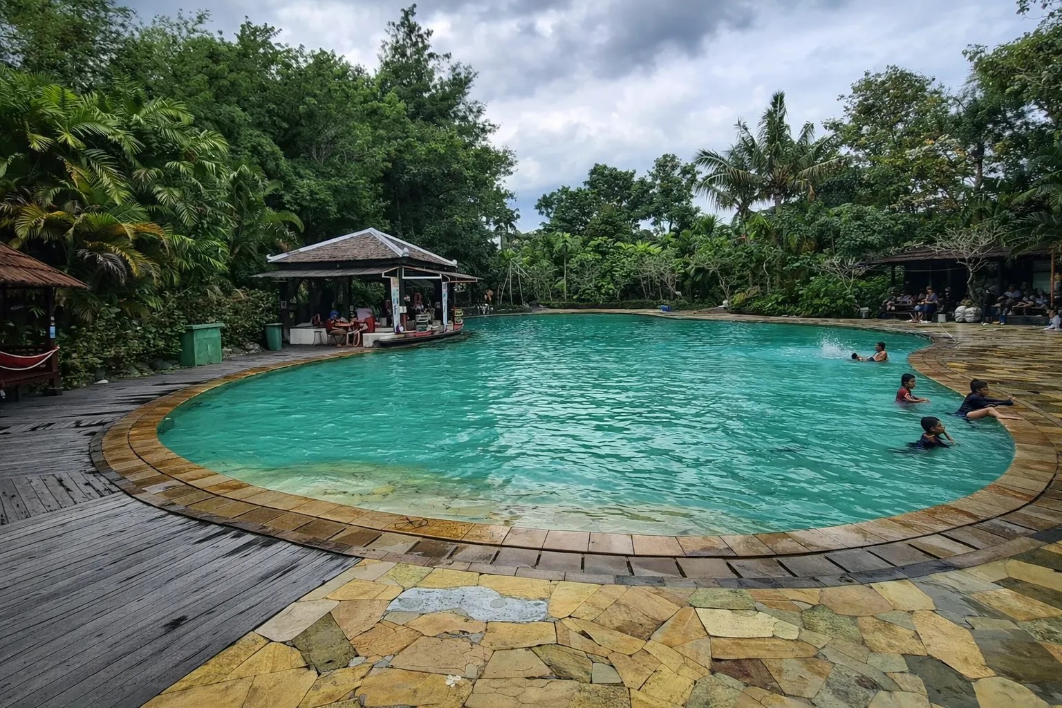 Kula Playpool pilihan tepat bagi pengunjung Waterboom Jogja yang gemar berolahraga dan berenang.