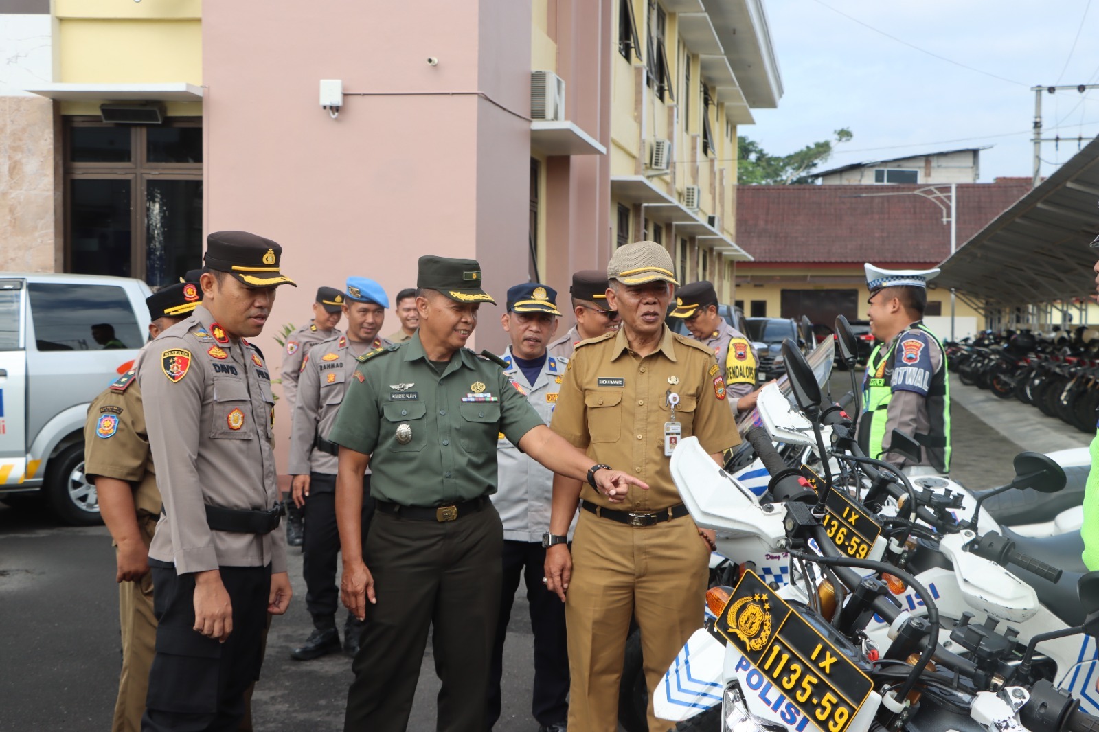 Pengecekan kendaraan usai apel gelar pasukan Operasi Keselamatan Candi 2026 di Mapolres Wonosobo, Senin (2/2/2026).