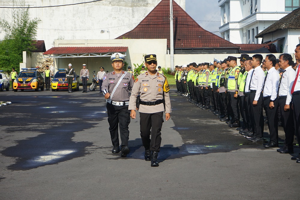 Wakapolres Magelang Kota Kompol Budiyuwono Fajar Wisnugroho saat melakukan pengecekan personel pada apel gelar pasukan, Senin (2/2/2026)