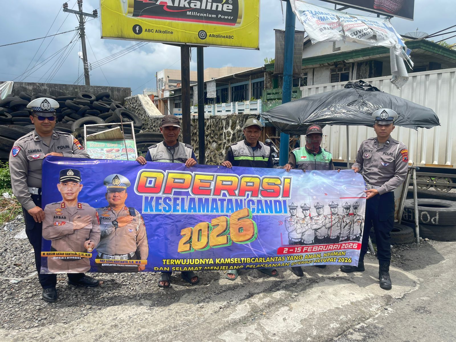 Sosialiasasi operasi keselamatan candi 2026 dilakukan Satgas Dikmas Lantas Polres Wonosobo di Pasar Kertek, Senin (2/1/2026).