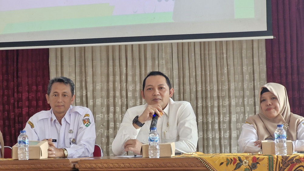 Kepala Disdikbud Kota Magelang Nurwiyono (kiri) bersama Wakil Ketua DPRD Kota Magelang Imam Indra Setyawan.