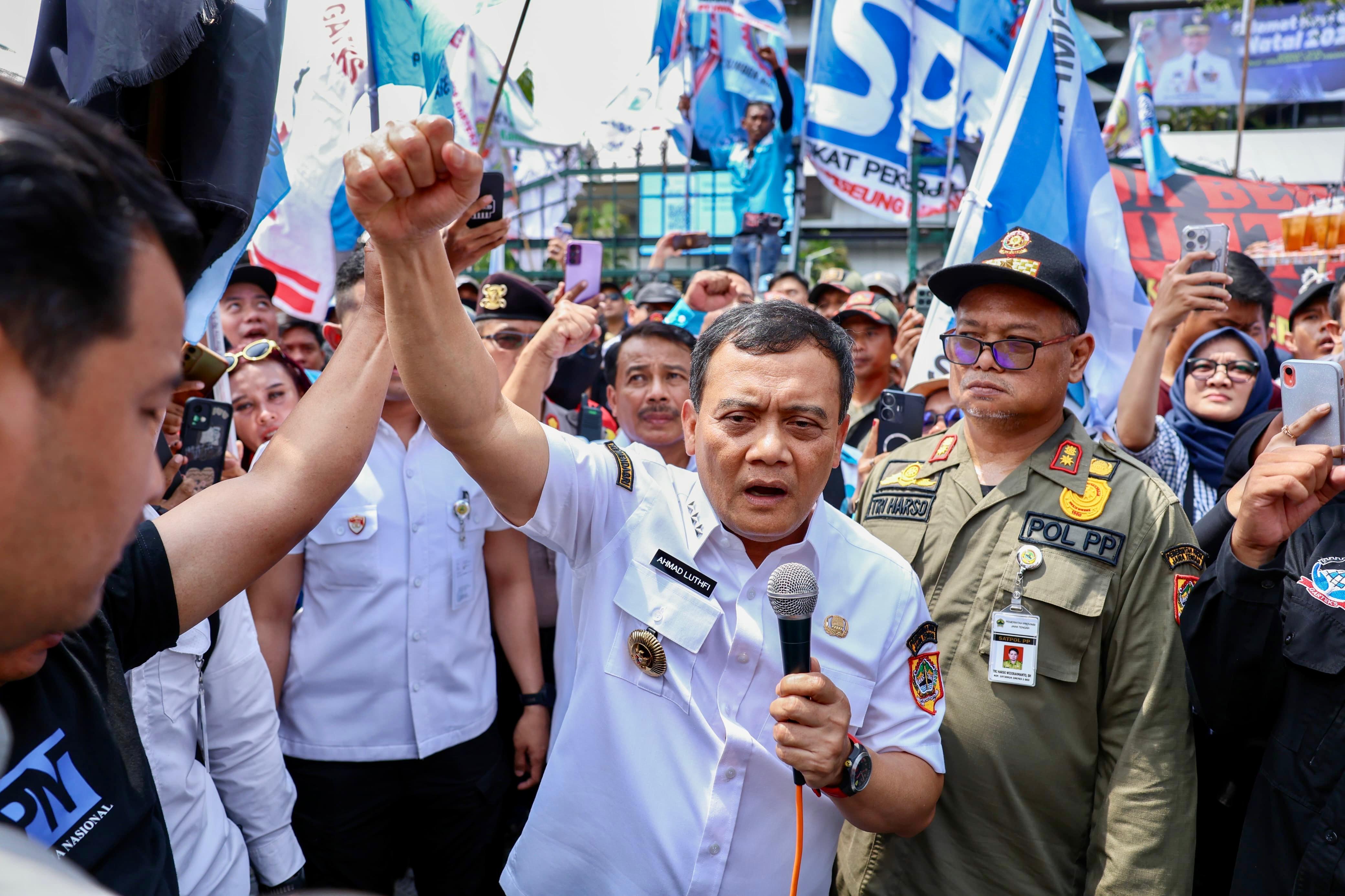 Gubernur Ahmad Luthfi ketika menemui pendemo di halaman gubernuran beberapa waktu lalu.