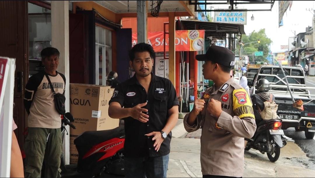 Polisi saat melakukan olah tempat kejadian perkara di depan Toko Deo Store, Jambusari, Kertek, Wonosobo, Selasa (3/2/2026).