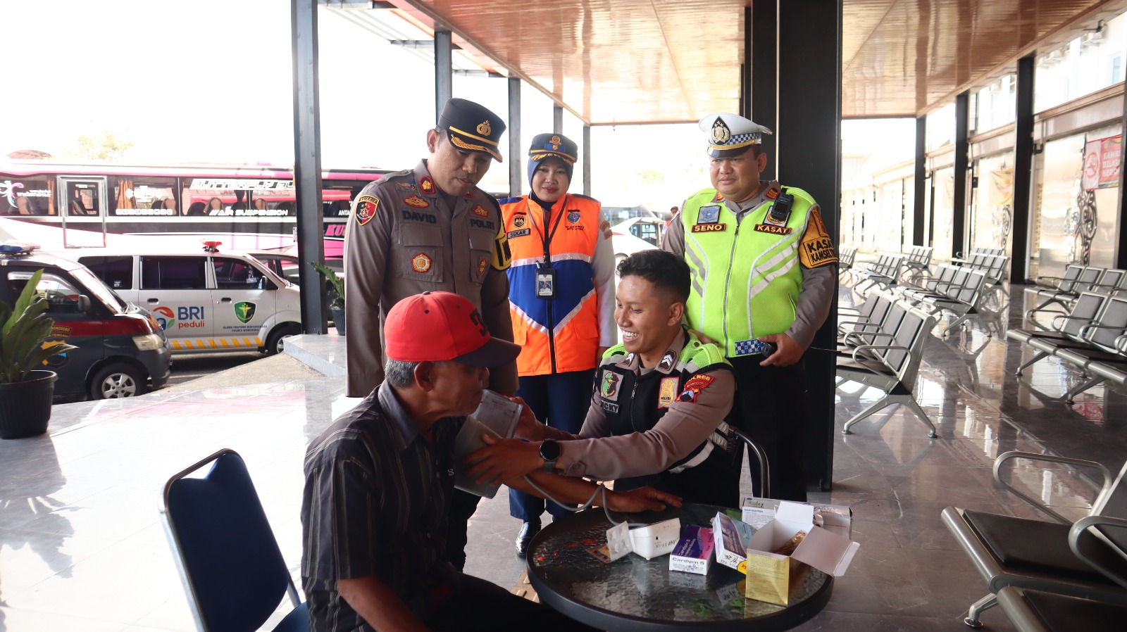Pemeriksaan kesehatan awak bus dan penumpang di Terminal Mendolo Wonosobo oleh tim dari Satlantas Polres Wonosobo, Selasa (3/2/2026).