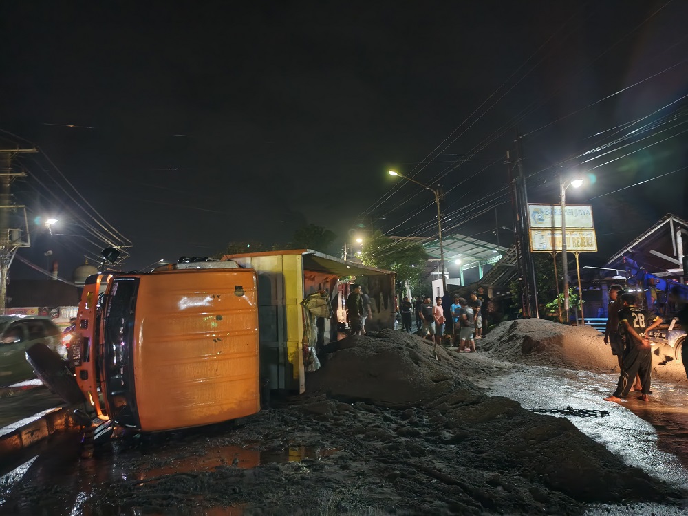 Truk pengangkut pasir terguling di Jalan Raya Jogja-Magelang, Pare, Blondo, Mungkid, Selasa (3/2/2026) malam.