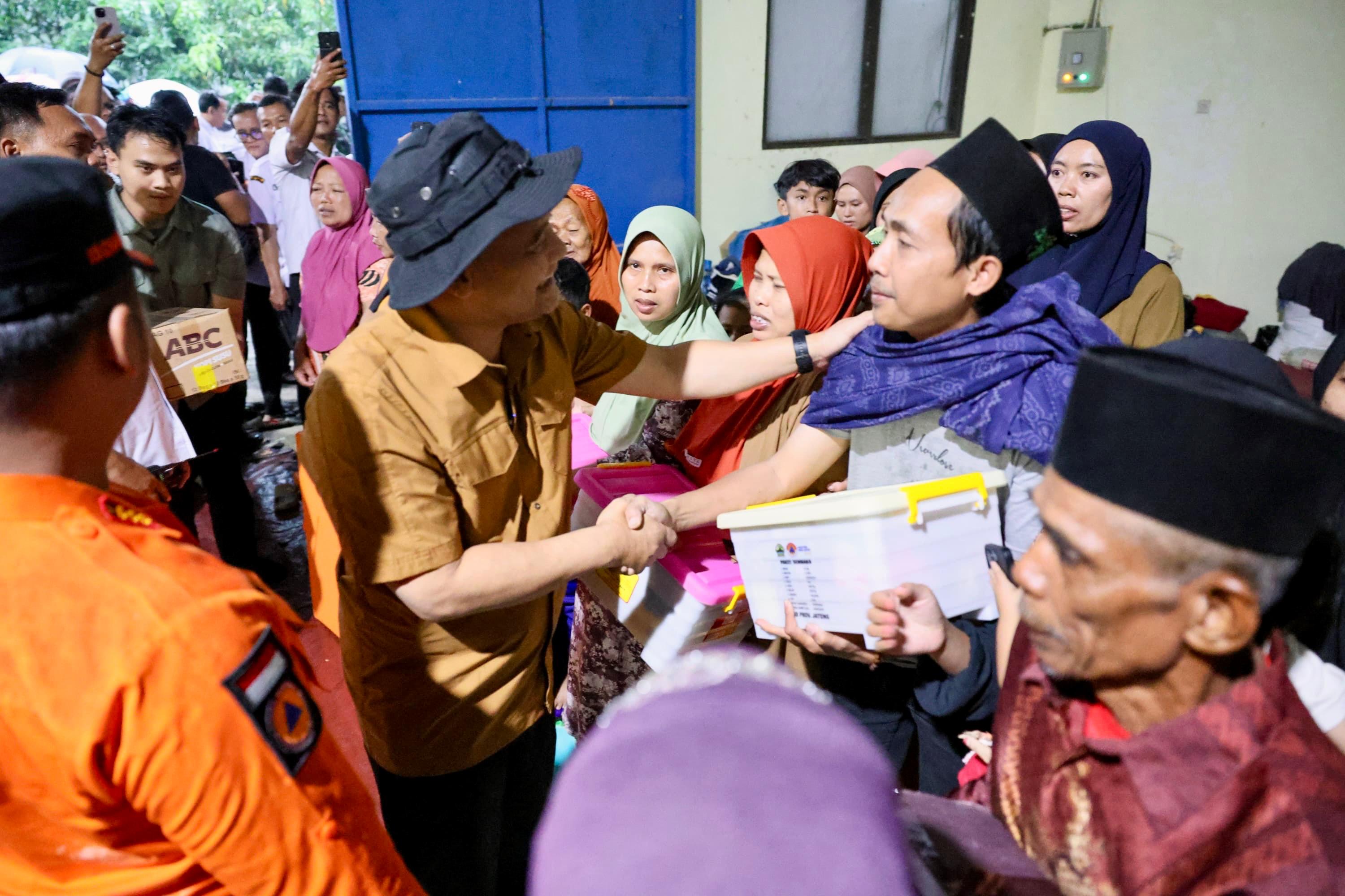 Gubernur Ahmad Luthfi menemui warga Desa Padasari, Tegal, Rabu, 4 Februari 2026 yang terdampak tanah gerak.