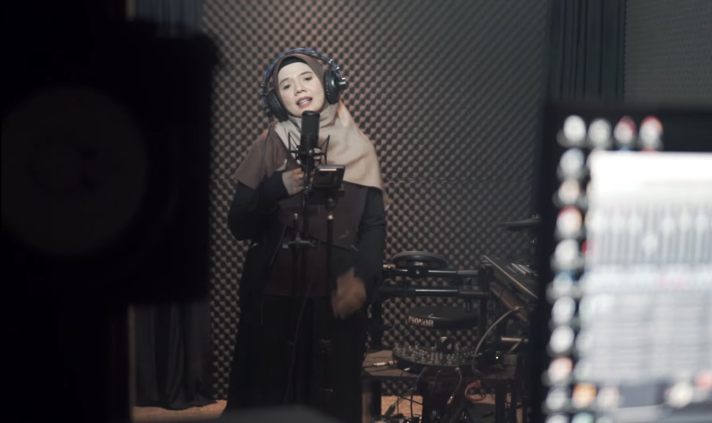 Elynawati saat melakukan rekaman cober lagu untuk menyalurkan hobinya.
