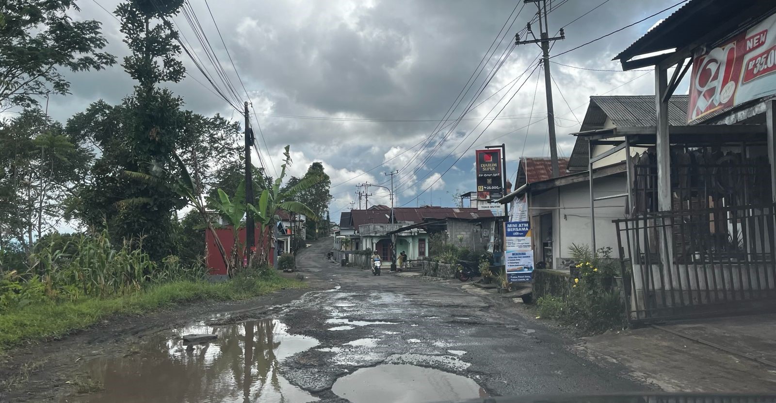 Jalan di Dusun Temanggung Desa Kuripan Watumalang berlubang-lubang membahayakan pengendara.