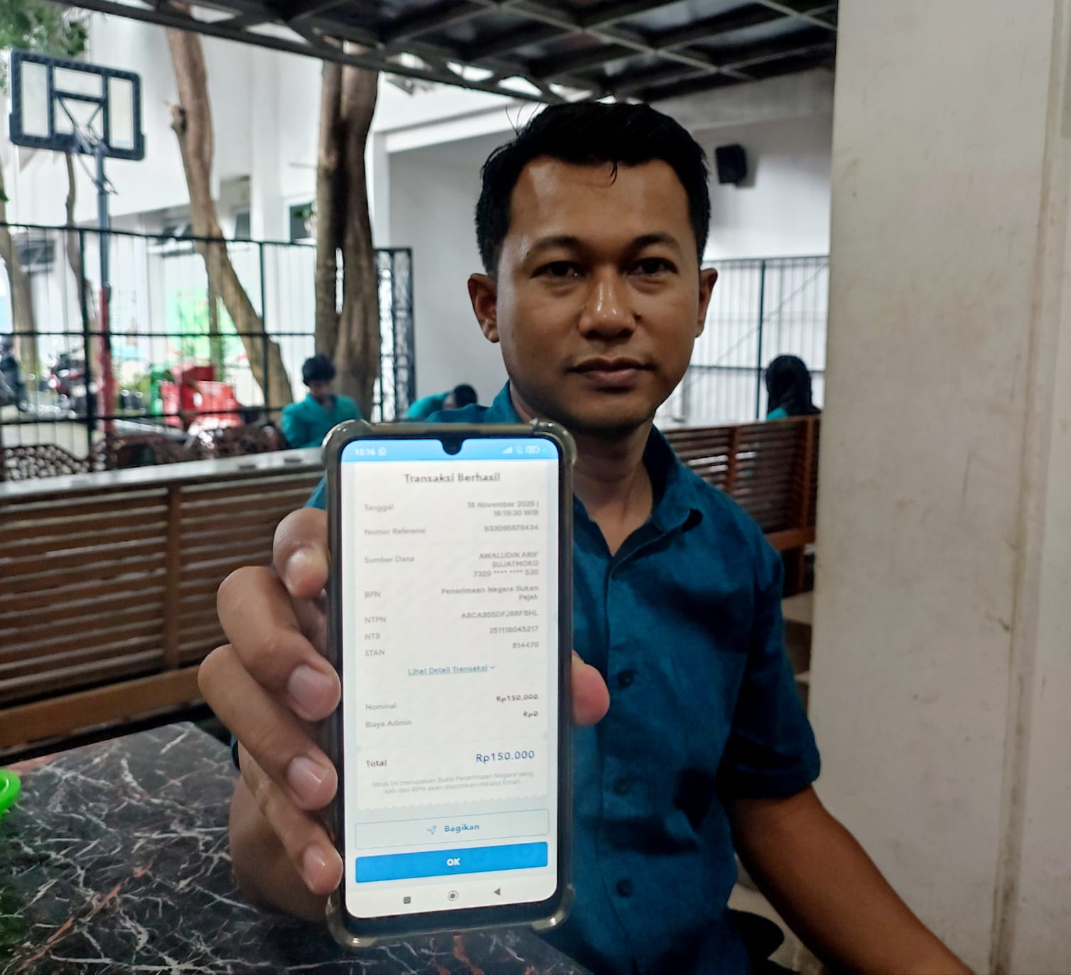 Kepala Seksi Intelijen (Kasi Intel) Lilik Haryadi menunjukkan bukti transfer salah seorang korban penipuan tilang, Rabu (4/2/2026).