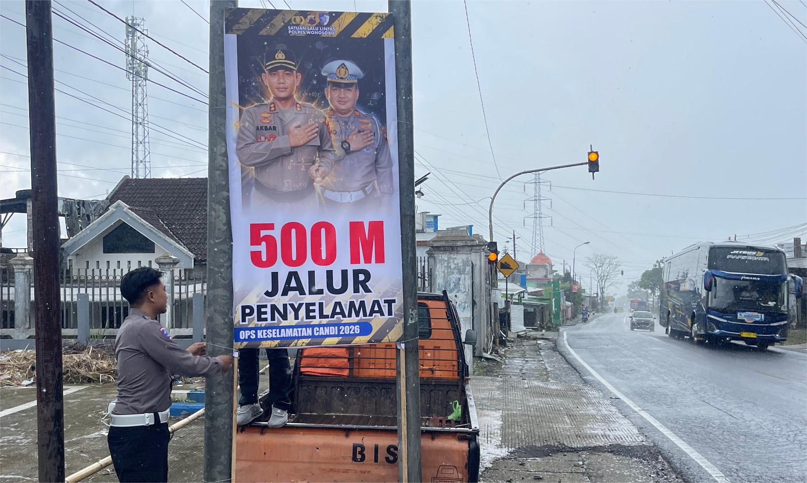 Petugas memasang rambu peringatan di jalur tengkorak Kertek untuk mengantisipasi rawan kecelakaan.