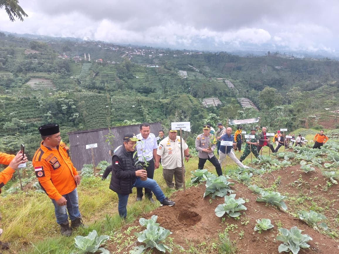 Bupati Afif Nurhidayat bersama forkompimda dan jurnalis Wonosobo menanam di kawasan jalur lingkar Binangun, Watumalang, Rabu (4/2/2026).