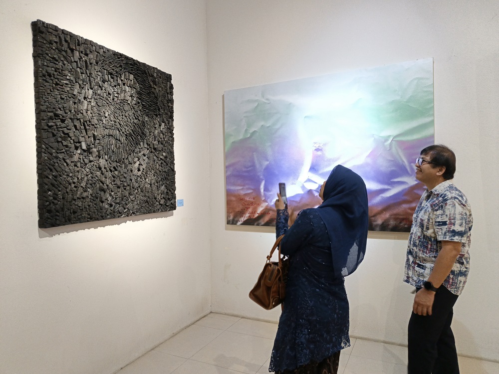 Pengunjung melihat karya Abdi Setiawan dari arang kayu yang dipamerkan di Limanjawi Art House, Kamis (5/2/2026).  &nbsp;