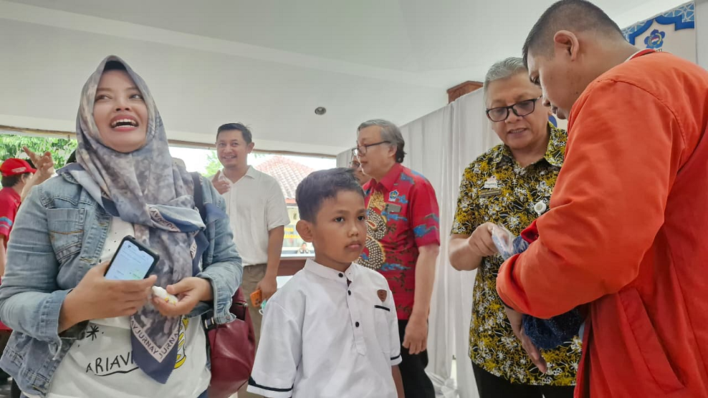 Salah satu peserta sunat masal yang digelar PSMTI Kota Magelang.