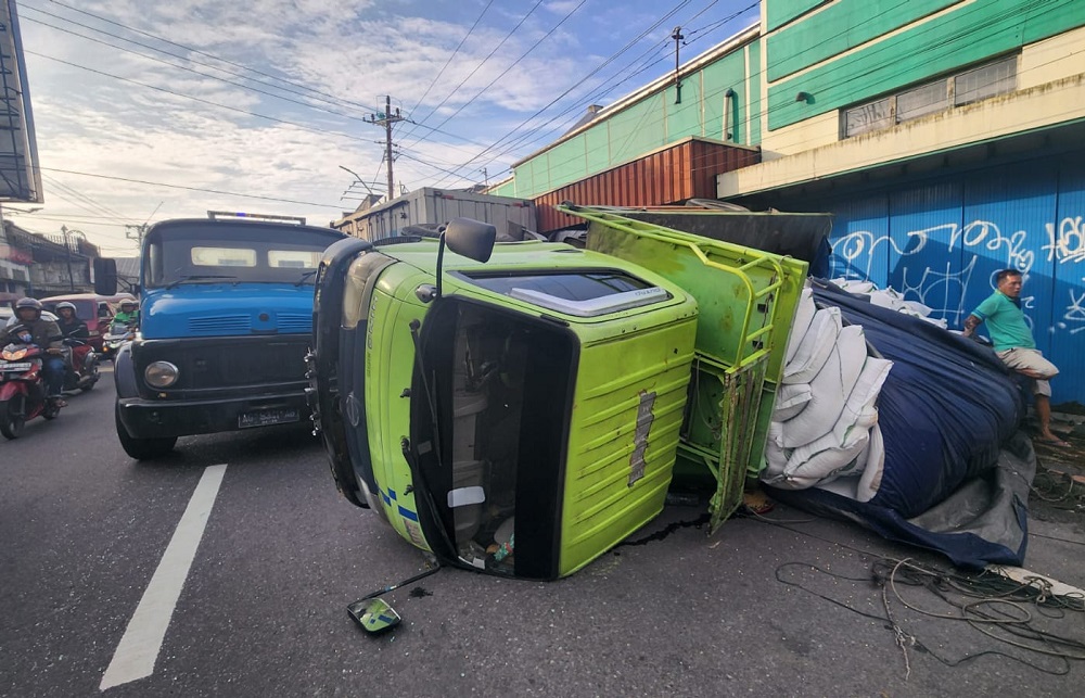 Tiga truk terlibat kecelakaan beruntun di Simpang Empat Tape Ketan, Muntilan, Kabupaten Magelang, Kamis (5/2/2026).