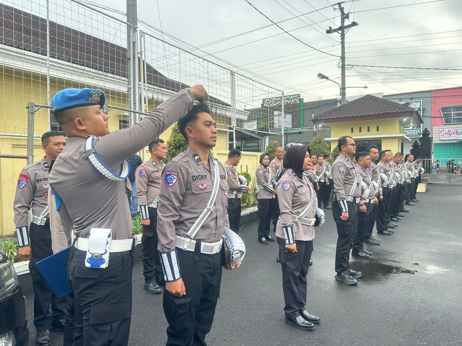 Propam mengecek para anggota Polres Wonosobo saat apel Kamis (5/2/2026).