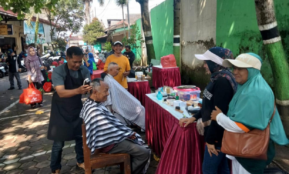Peserta pelatihan barbershop di Balai Latihan Kerja (BLK) Kota Magelang praktik mencukur pengunjung pasar.