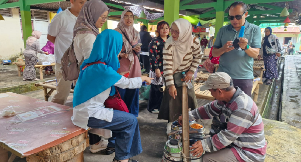 Suryono, pedagang es goyang diserbu pengunjung Pasar Cepit Jadoel, Jumat (6/2/2026).