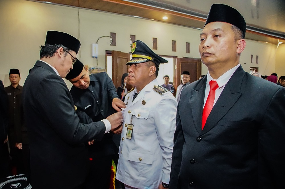 Bupati Magelang Grengseng Pamuji saat melantik dan mengambil sumpah 82 pejabat di Balai Desa Mangli, Kecamatan Kaliangkrik.
