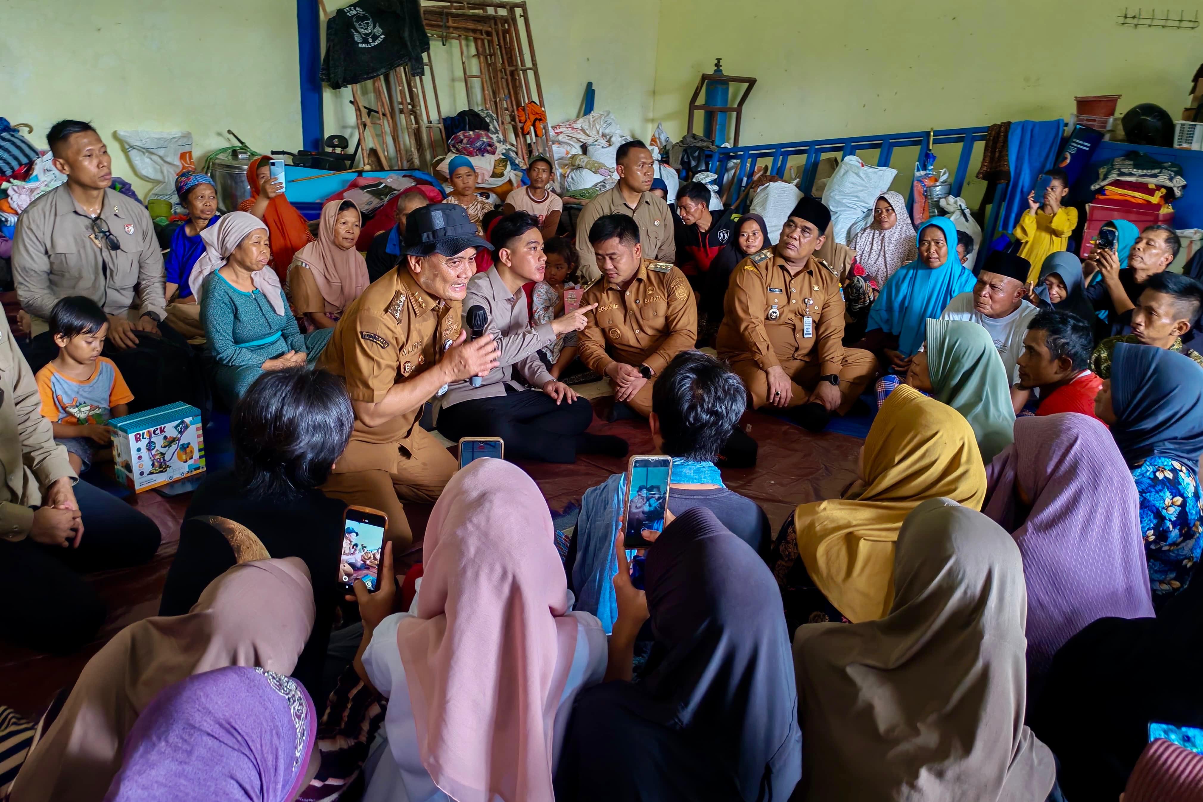 Gubernur Ahmad Luthfi bersama Wapres Gibran menemui pengungsi tanah gerak Desa Padasari, Jatinegara, Kabupaten Tegal, Jumat (6/2/2026).