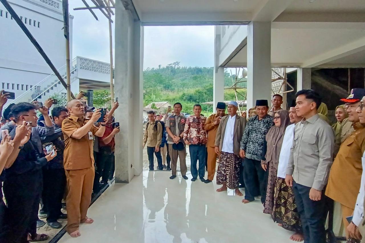 Momen ketika Gubernur Ahmad Luthfi menjadi fotografer dadakan saat warga foto bersama Wapres Gibran di lokasi pengungsian Ponpes Al Adalah 2 Tegal, Jumat (6/2/2026).