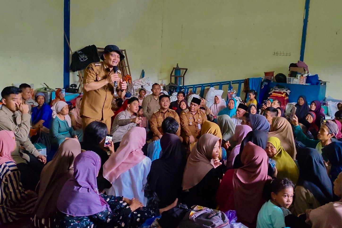 Gubernur Jawa Tengah Ahmad Luthfi mendampingi kunjungan Wakil Presiden RI Gibran Rakabuming Raka ke lokasi bencana tanah bergerak di Desa Padasari, Kabupaten Tegal pads Jumat, 6 Februari 2026.
