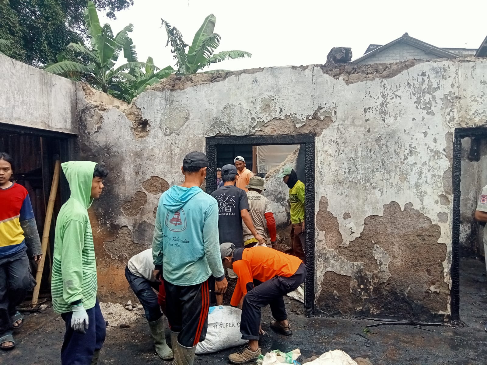 Warga gotong-royong membenahi kebakaran di rumah Tusardi warga  Kapencar, Kertek, Wonosobo.