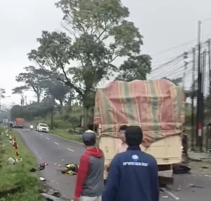 Tangkapan layar video laka lantas yang tiga kendaraan terjadi di Jalan Raya Parakan&ndash;Kledung, Kamis (5/2/2026) sore.