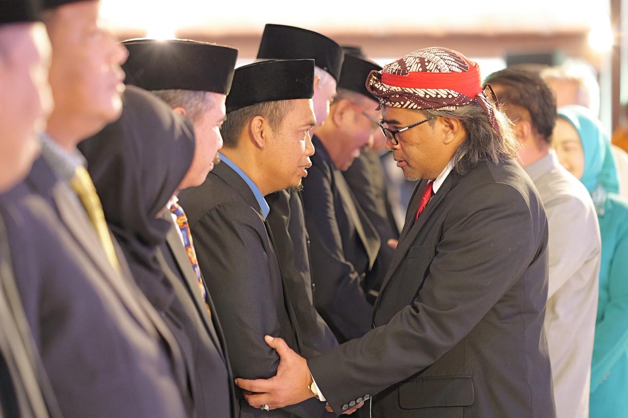 Bupati Temanggung Agus Setyawan menyalami Tri Winarno yang dilantik sebagai sekda usai pelantikan dan pengambilan sumpah/janji JPT pratama, jabatan administrator, dan pengawas, Jumat (6/2/2026)
