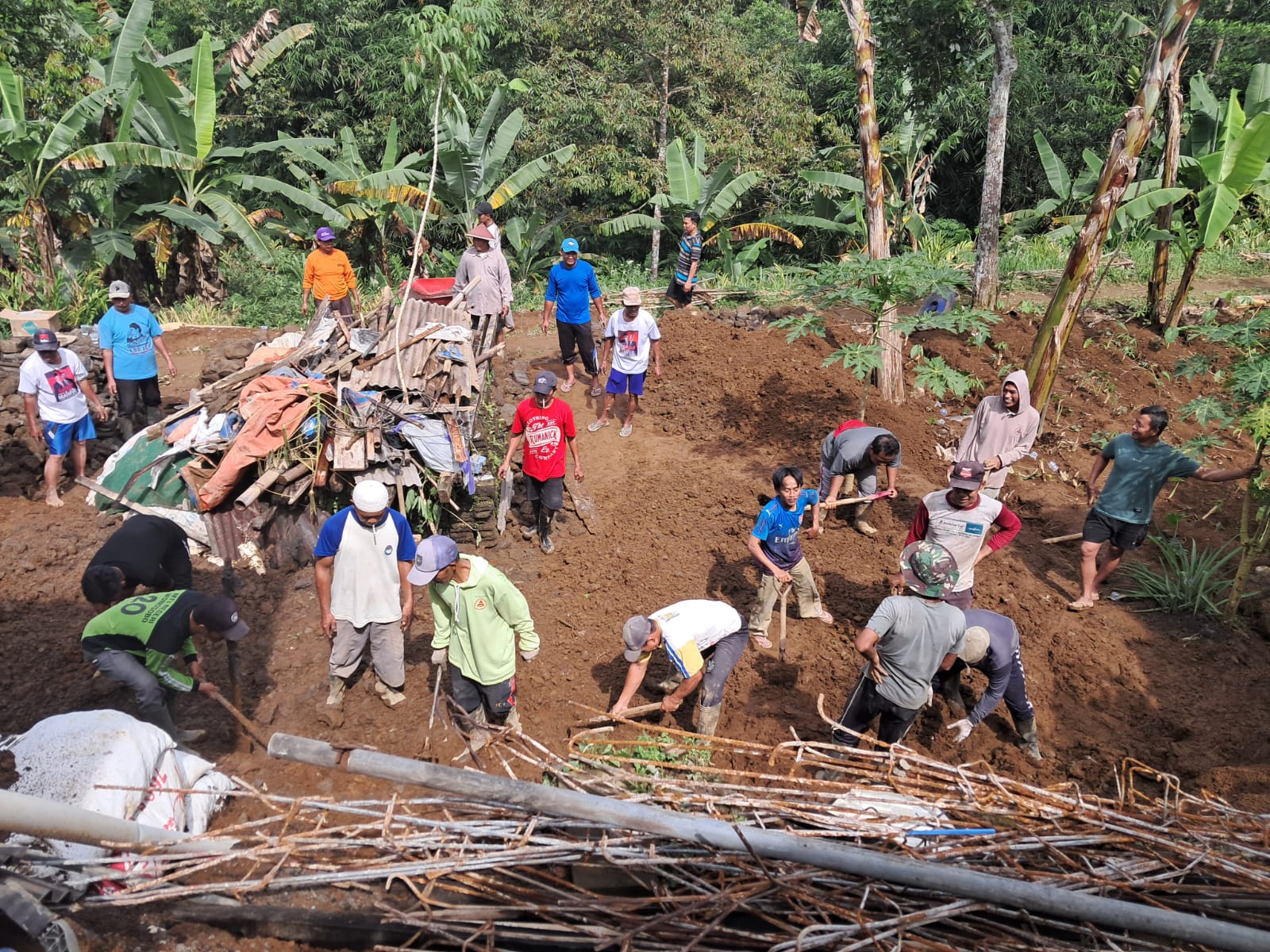 Warga bergotong-royong menangani tanah longsor yang terjadi di beberapa wilayah di Wonosobo, Sabtu (7/2/2026).