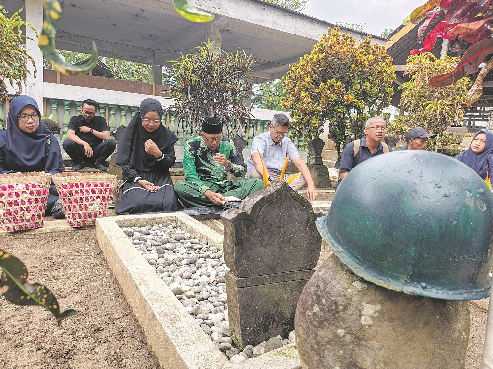 Sejumlah wartawan Kabupaten Magelang berziarah ke makam Menteri Penerangan tahun 1968-1973, Boediardjo.&nbsp;