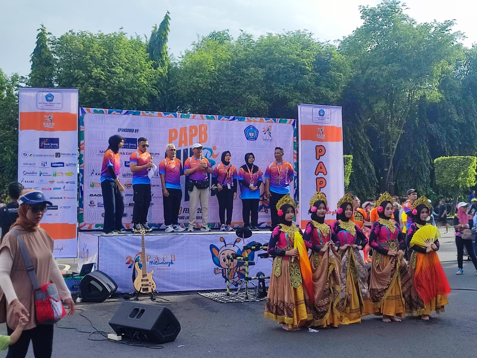 Kepala SMP PAPB Semarang Ramelan saat memberikan sambutan Fun Run di Simpang Lima Semarang, Minggu (8/2/2026).