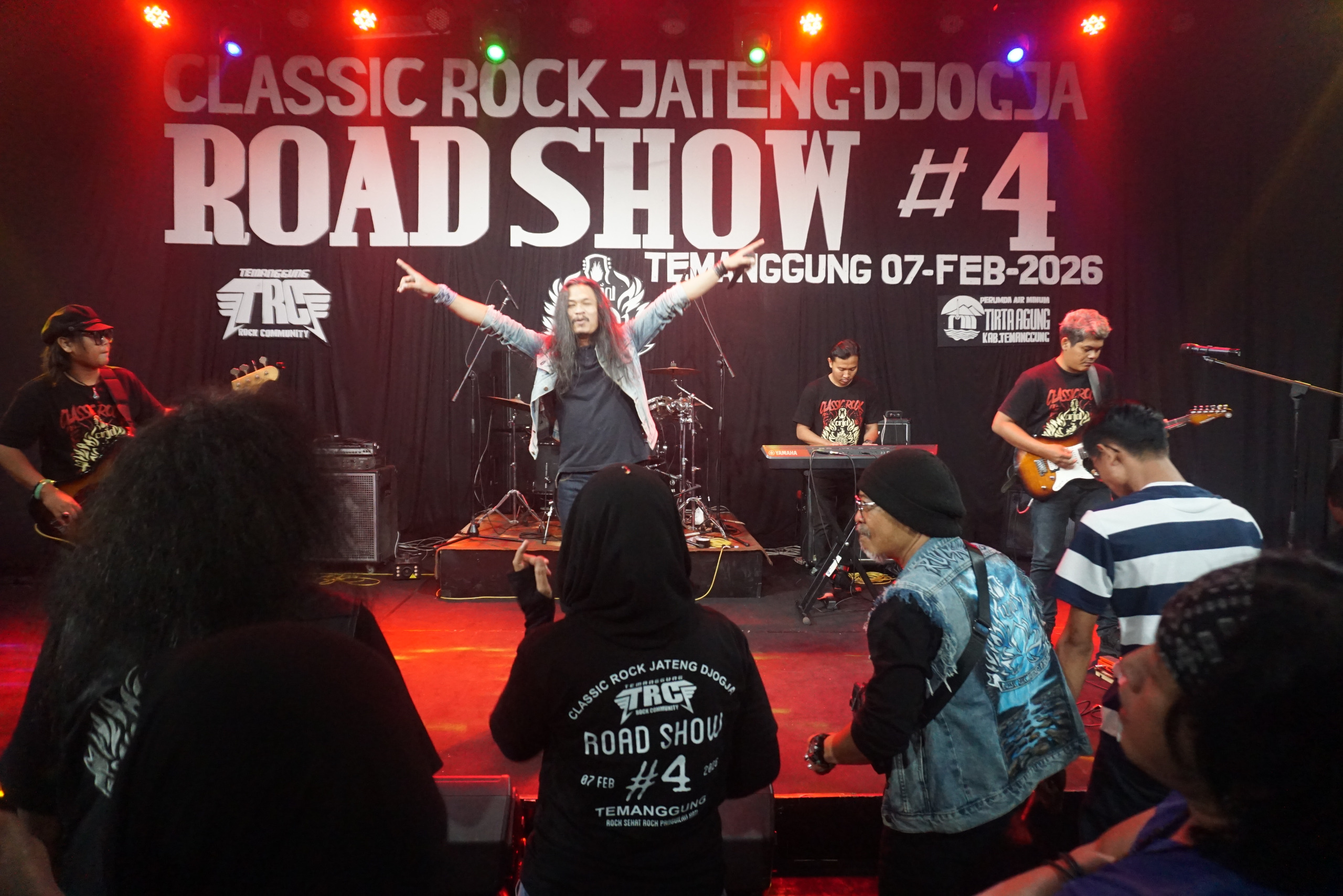 Penampilan salah satu musisi dalam Classik Rock Jateng, Sabtu (7/2/2026) malam.