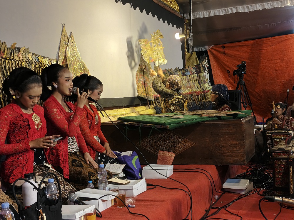 Penampilan Wisnu Pradana, dalang muda asal Dusun Banaran, Desa Keningar, Kecamatan Dukun, Kabupaten Magelang saat menghibur masyarakat.&nbsp;
