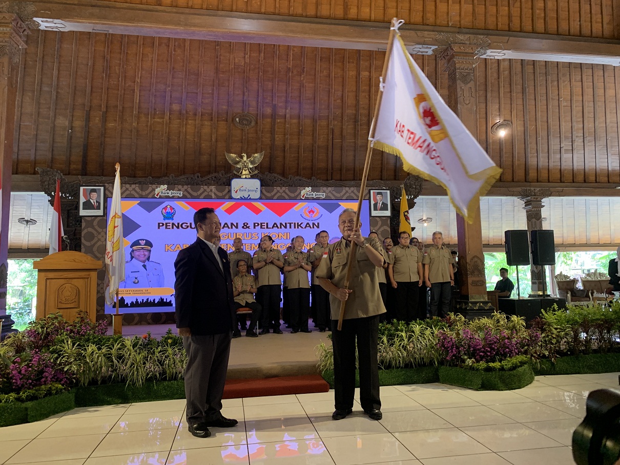 Ketua KONI Kabupaten Temanggung masa bakti 2025&ndash;2029 Tunggul Purnomo menerima bendera dalam acara pelantikan dan pelantikan di Pendopo Pengayoman.