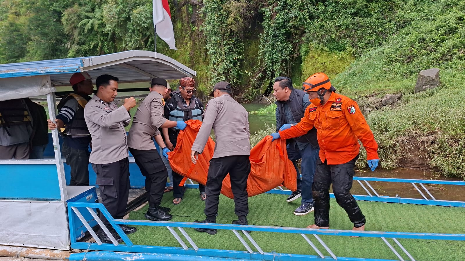 Petugas mengevakuasi jenazah korban yang tewas tenggelam di Telaga Menjer.
