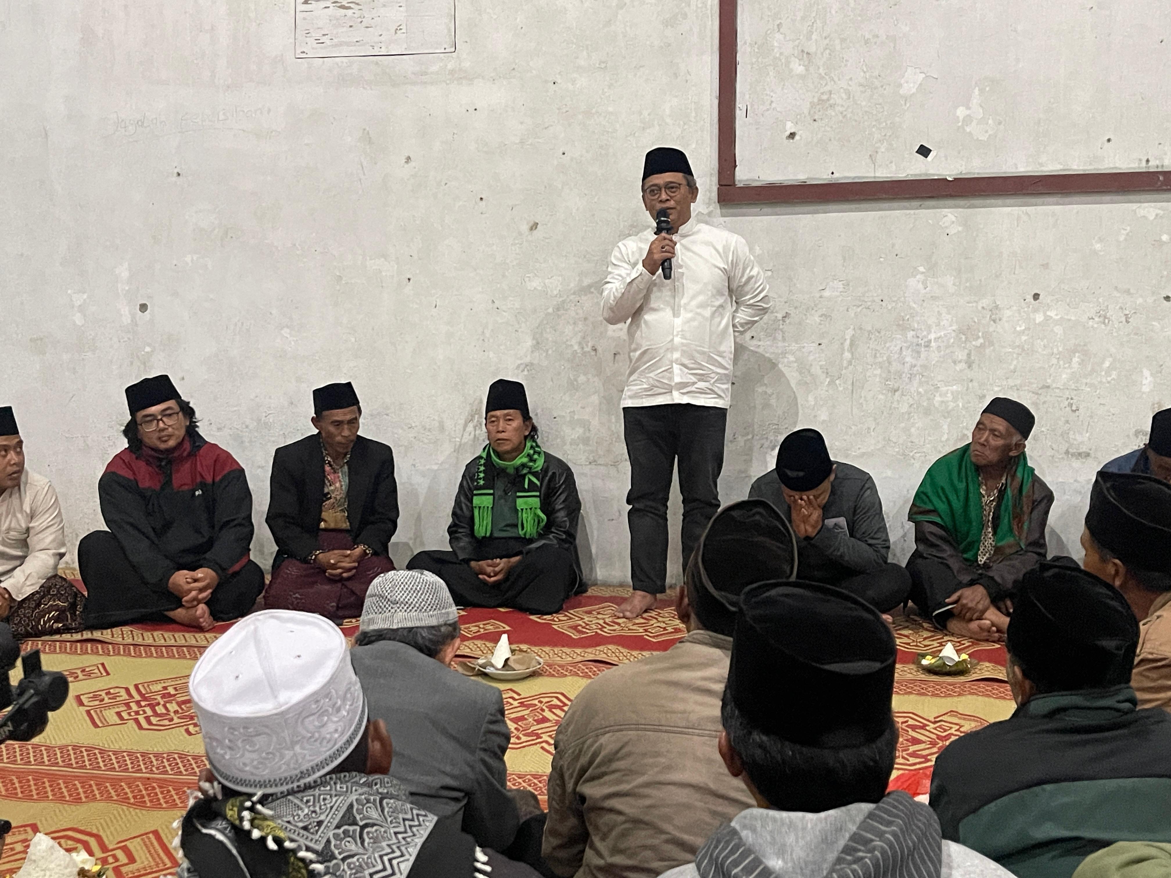 Anggota DPR RI dari Fraksi PDI Perjuangan Wibowo Prasetyo saat memberikan sambutan acara mujahadahan dan khairus sanah pada Kamis (5/2/2026) malam di Dusun Ndeles, Desa Jogonayan, Ngablak, Magelang