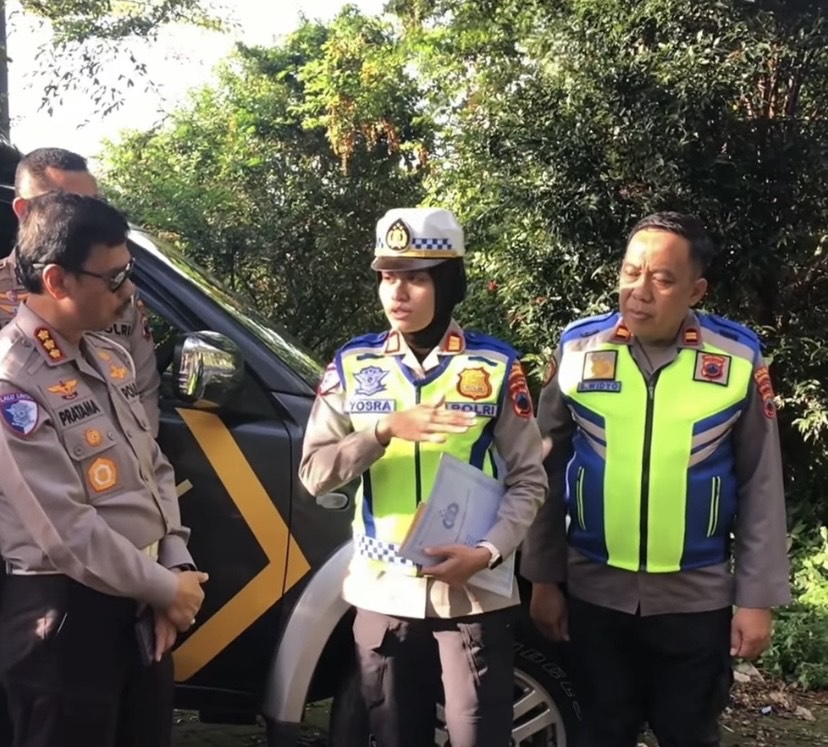 Satlantas Polres Temanggung bersama Direktorat Lalu Lintas Polda Jawa Tengah dan instansi terkait, mengecek jalur rawan laka di Bejen, Temanggung.