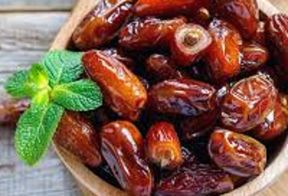 Sebentar lagi memasuki bulan puasa Ramadan. Salah satu menu berbuka puasa yang wajib ada adalah buah kurma.