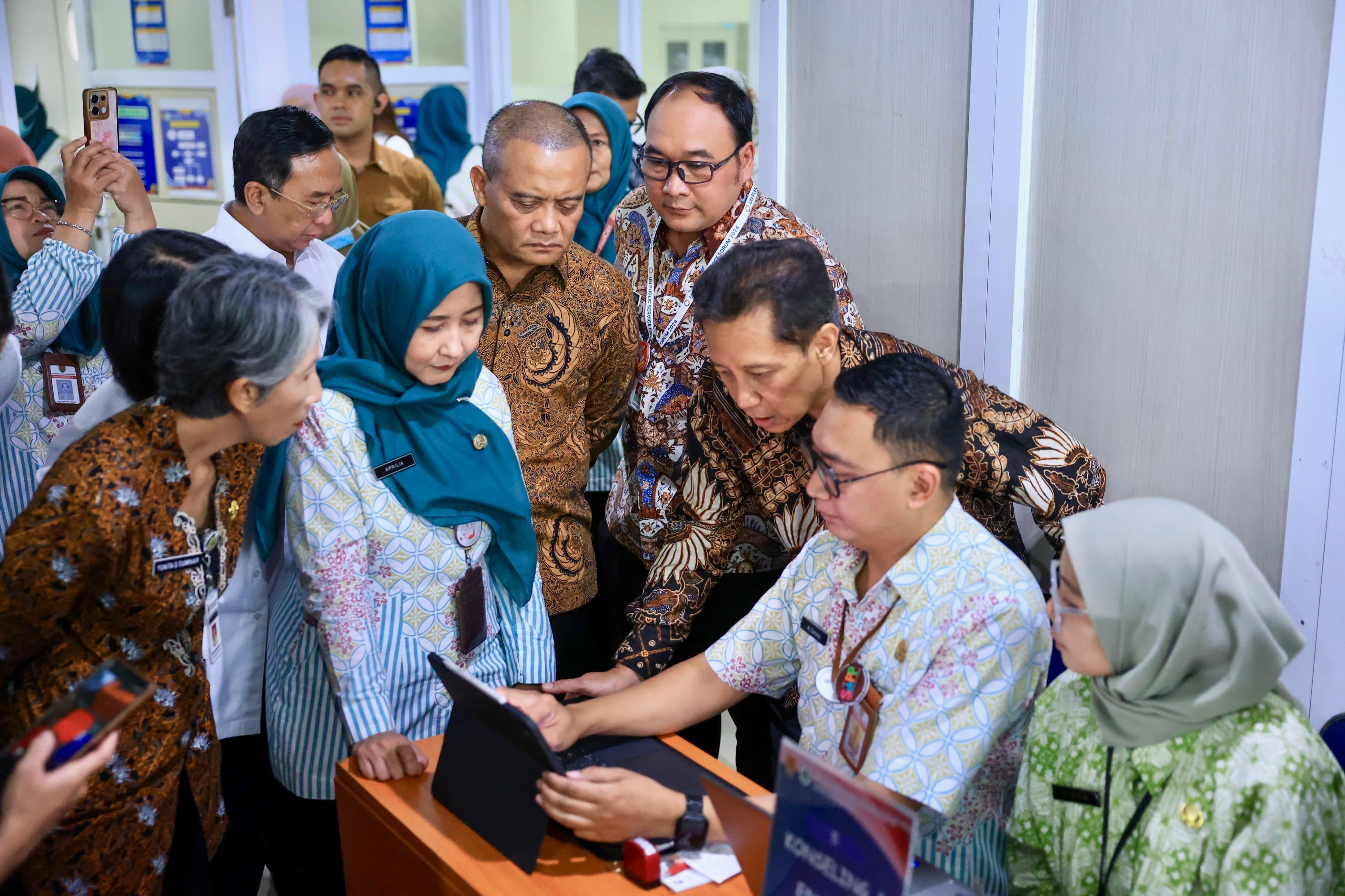 Gubernur Ahmad Luthfi mendampingi Menteri Kesehatan Budi Gunadi Sadikin meninjau cek kesehatan gratis di Puskesmas Pandanaran Semarang, Selasa (10/2/2026).