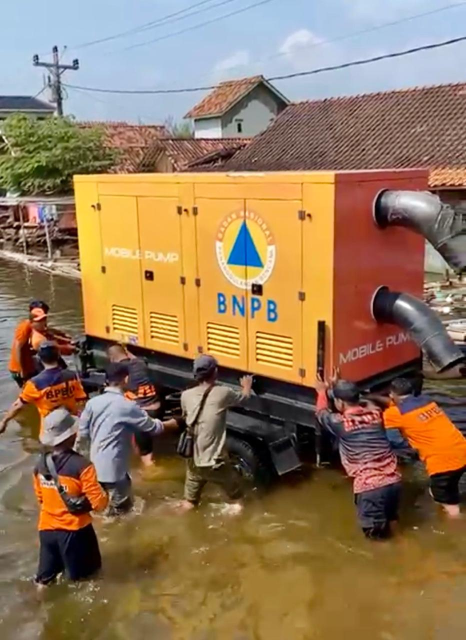 Mobil pompa diturunkan untuk mengatasi banjir di Pekalongan, selain itu Pemprov Jateng menyalurkan bantuan logistik ratusan juta