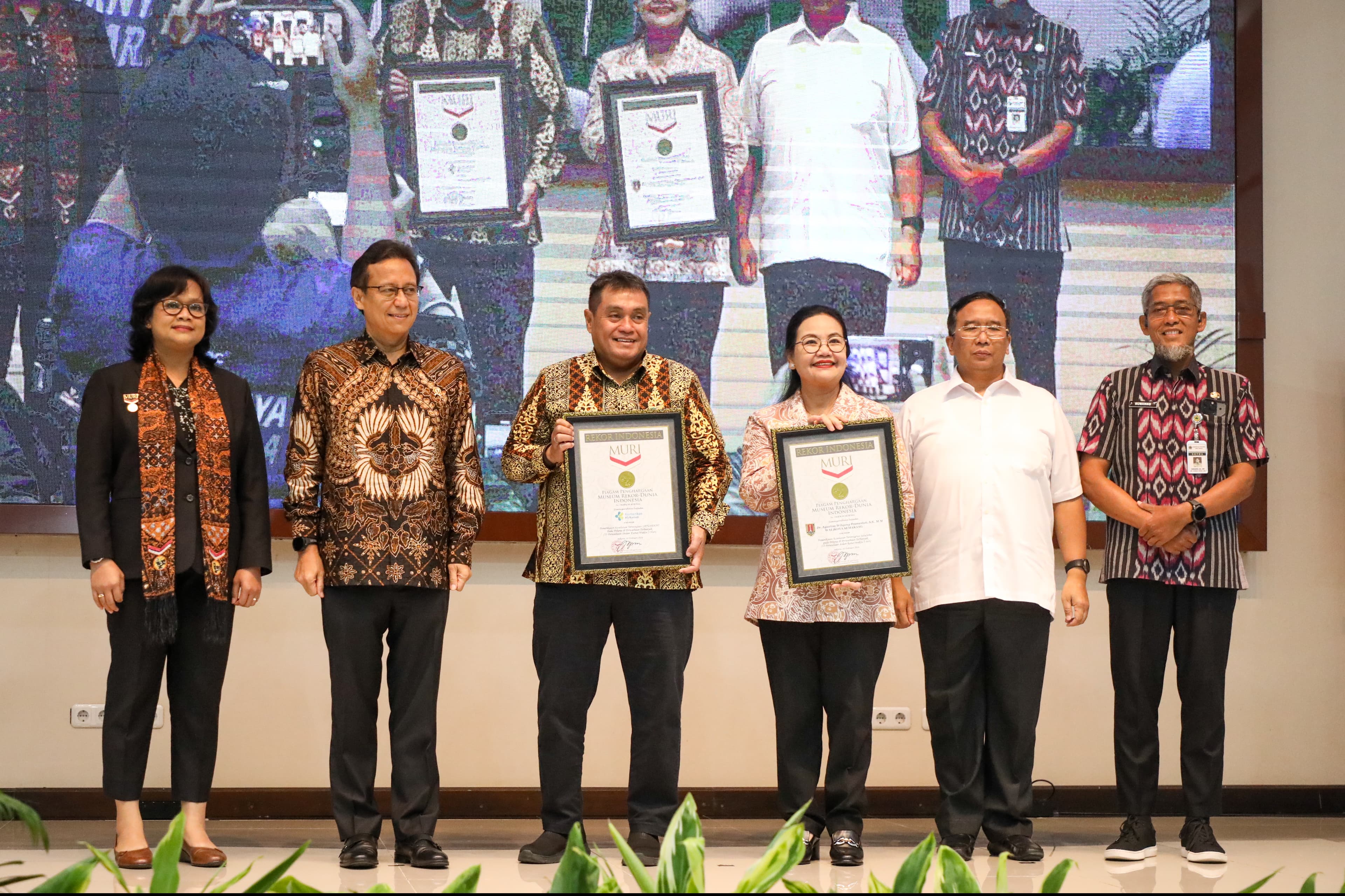 Penganugerahan Piagam Muri Pemeriksaan Kesehatan Gratis Terintegrasi Satu Sehat pada Pekerja di Perusahaan Terbanyak di Rumah Sakit Kariadi Semarang, Selasa (10/2/2026).