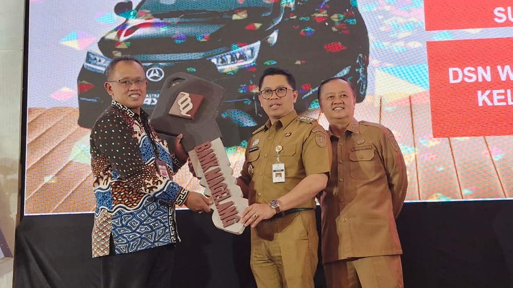 Wali Kota Magelang Damar Prasetyono menyerahkan secara simbolis hadiah utama mobil kepada Direktur Perumda BPR Bank Magelang Taufik Hidayat di Gedung Wanita,