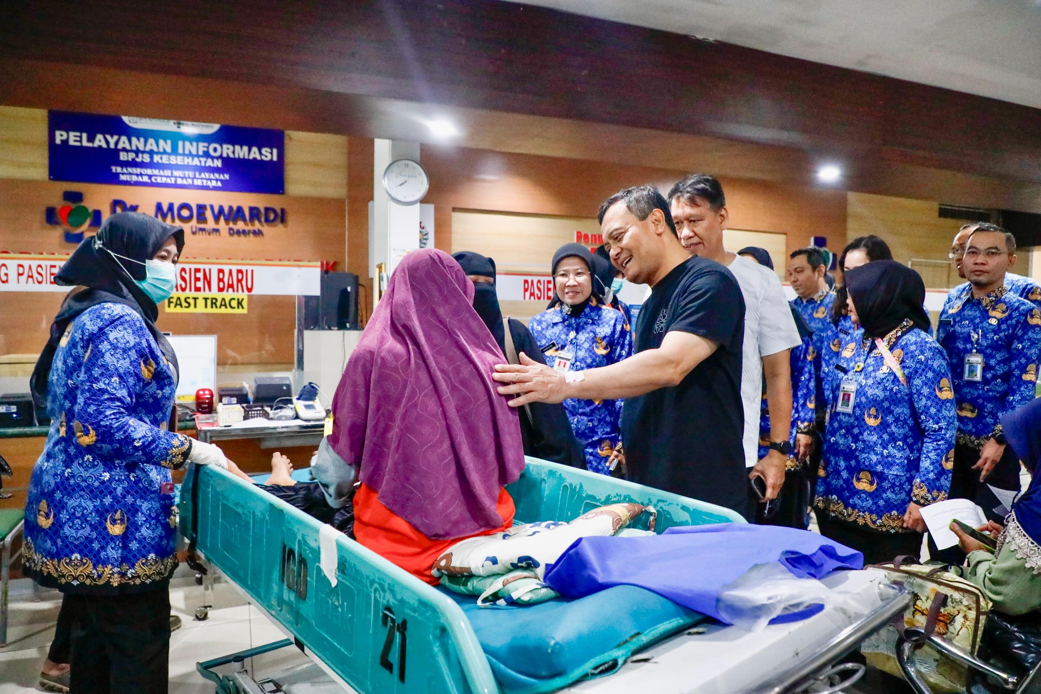 Gubernur Jawa Tengah Ahmad Luthfi berbincang dengan salah satu pasien di RS Dr Moewardi Solo, beberapa waktu lalu.