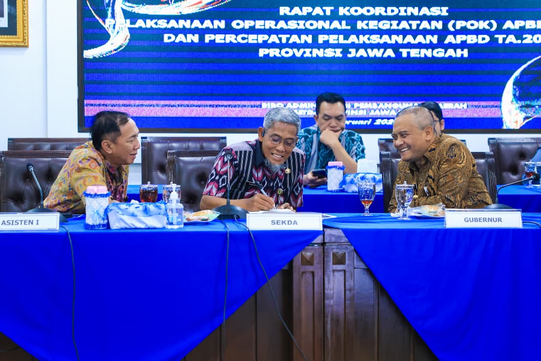 Gubernur Ahmad Luthfi bersama Sekda Sumarno dalam Rakor POK APBD tahun anggaran 2025 dan percepatan pelaksanaan APBD TA 2026 di Semarang, Selasa (10/2/2026).