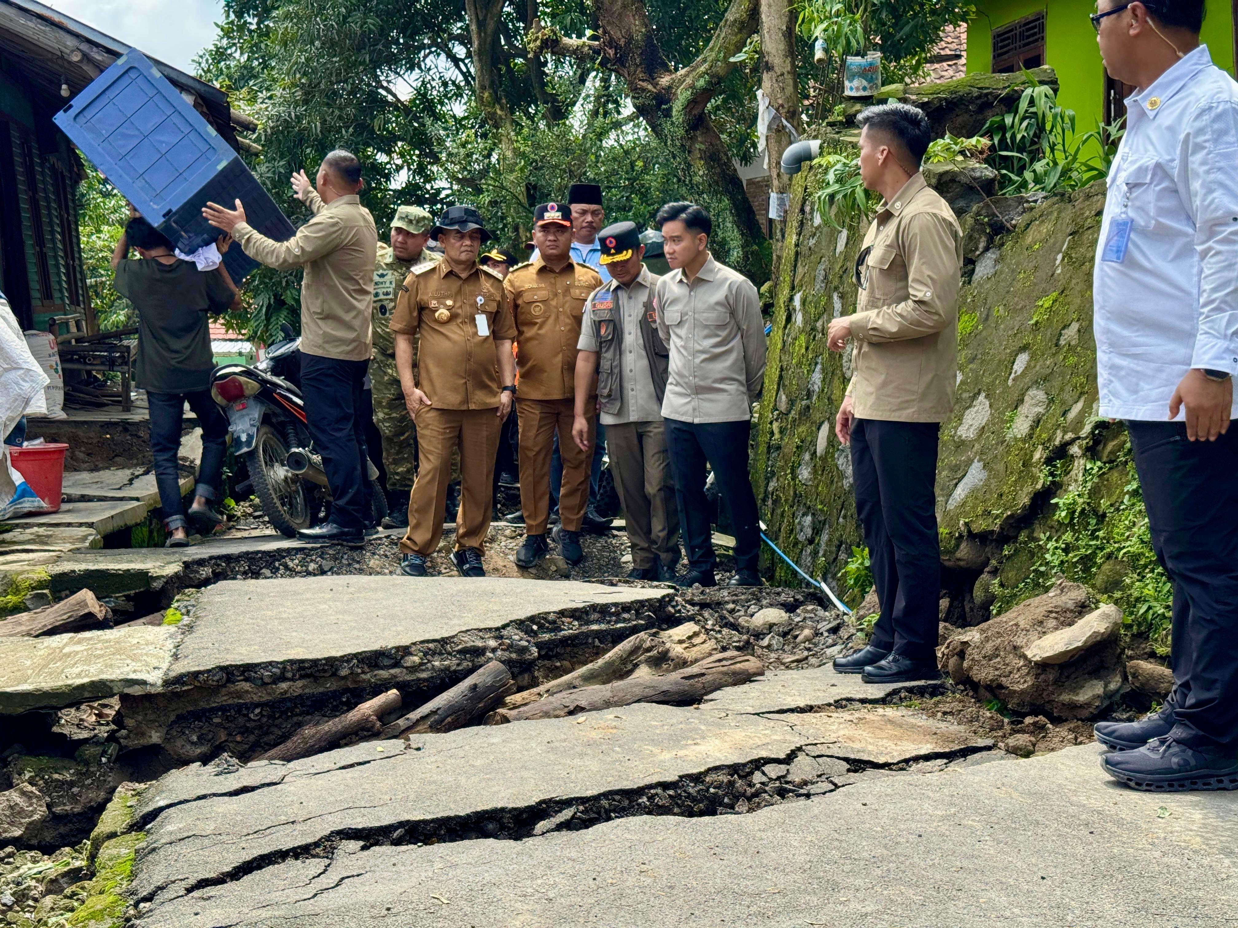 Gubernur Jawa Tengah Ahmad Luthfi bersama Wapres Gibran Rakabuming Raka meninjau tanah gerak di Desa Padasari, Kecamatan Jatinegara, Kabupaten Tegal.