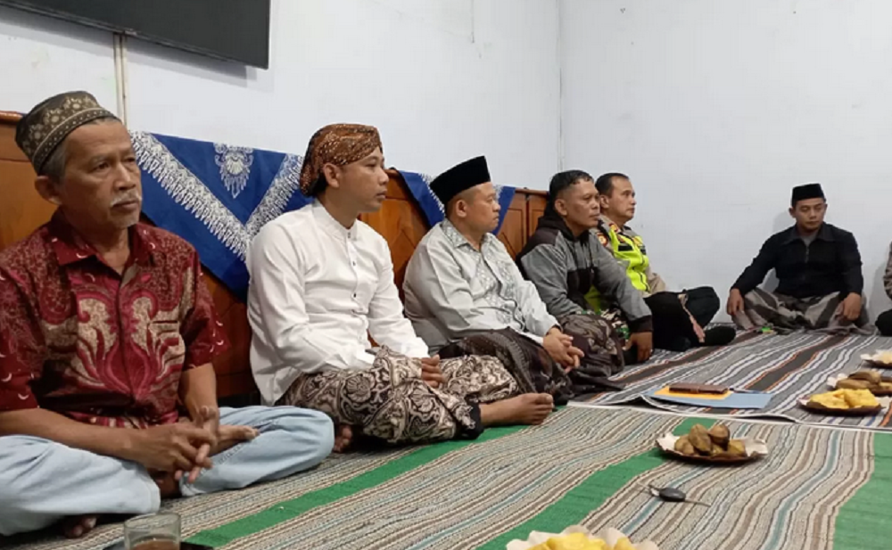 Kepala Desa (Kades) Sambeng, Kecamatan Borobudur Rowiyanto (dua dari kiri) hingga kini masih misterius.