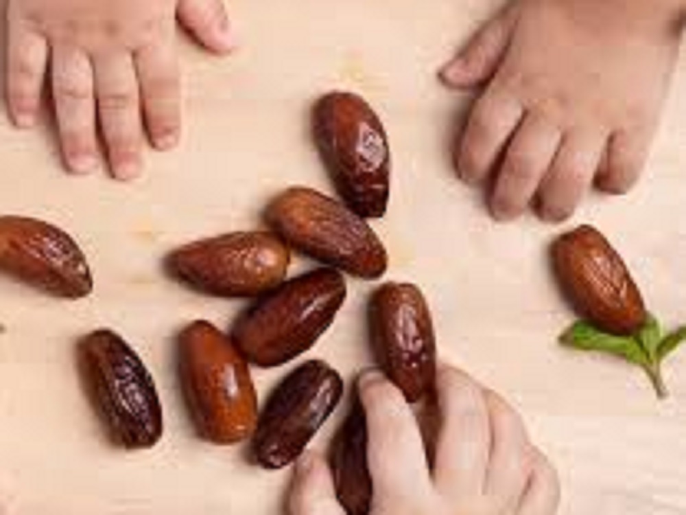 Buah yang identik dengan bulan puasa Ramadan ini kaya akan antioksidan. Karena kandungan itu, kurma sangat bermanfaat untuk kesehatan anak.