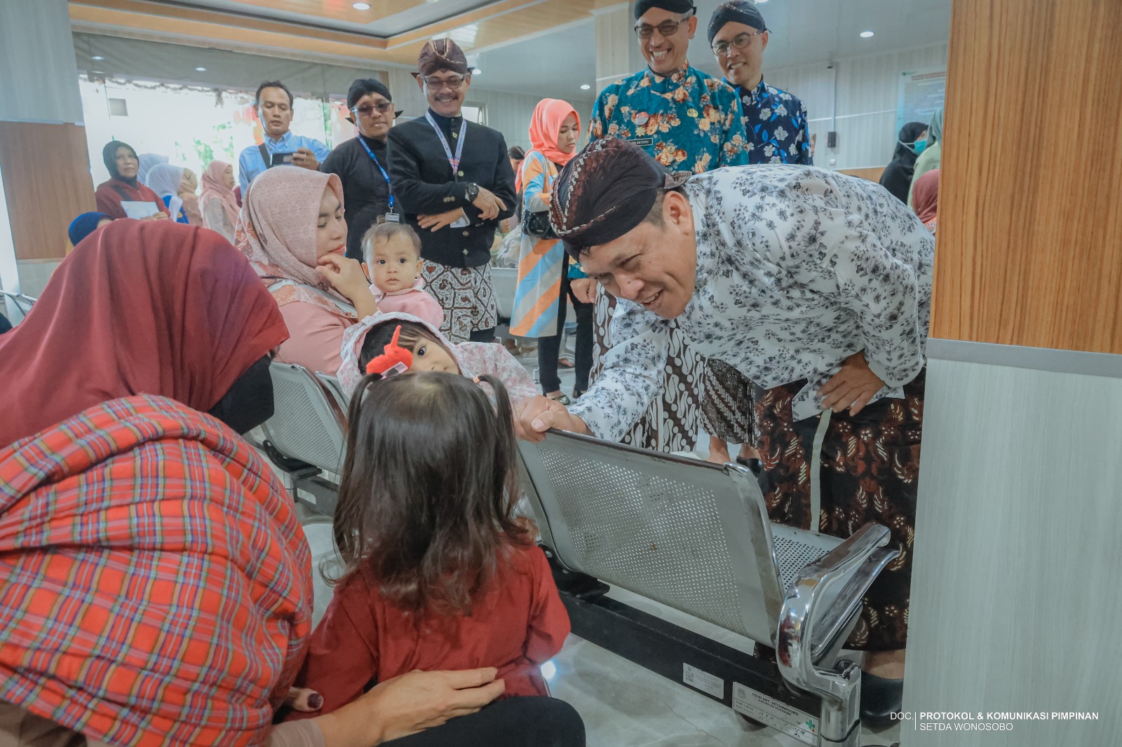 Bupati Wonosobo Afif Nurhidayat saat menyapa pasien di RSUD Setjonegoro.