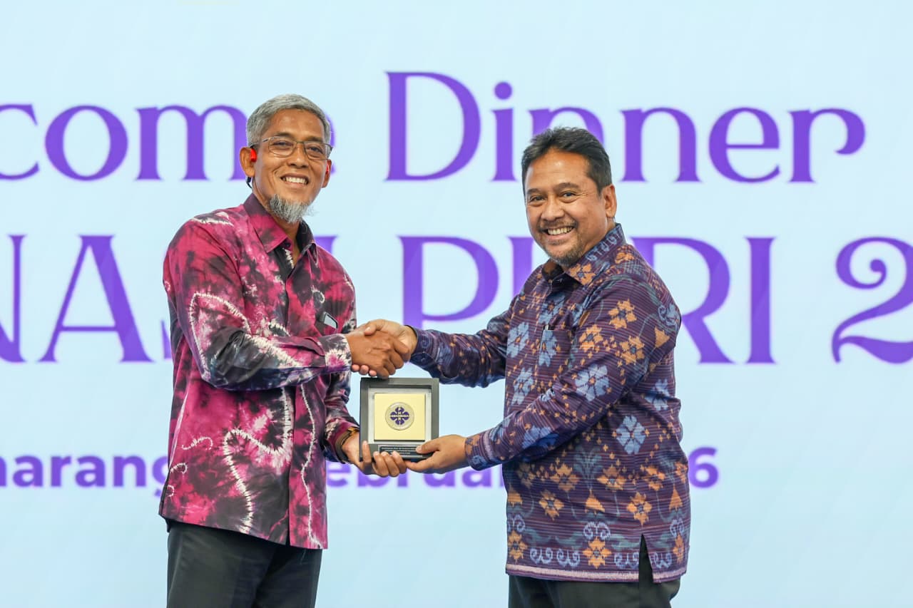 Sekda Provinsi Jateng Sumarno menerima cindera mata dari Ketua Umum BPP PHRI Hariyadi BS Sukamdani pada acara Welcoming Dinner Rakernas 1 PHRI di Gradhika Bhakti Praja, Semarang, Senin (9/2/2026).